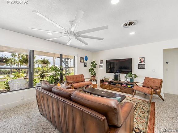 2nd image of 3576 NE Skyline Dr