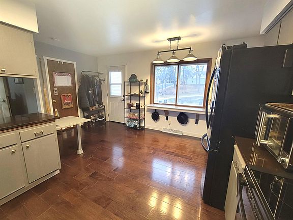 5th image of 213 East St
