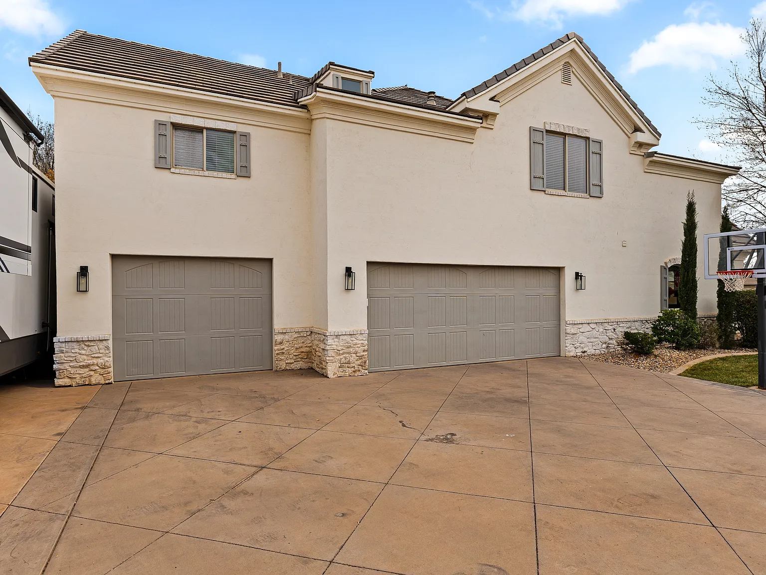 5 bed, 4993 sqft, $4,950 — Photo 3
