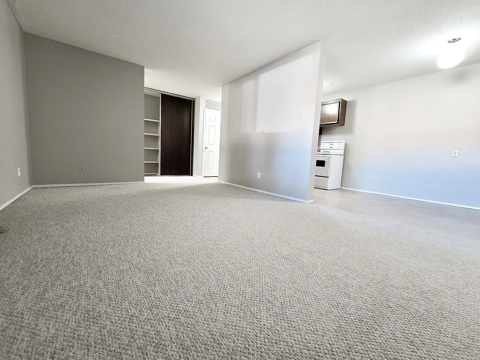 Mainstreet Mews Apartments — Photo 1