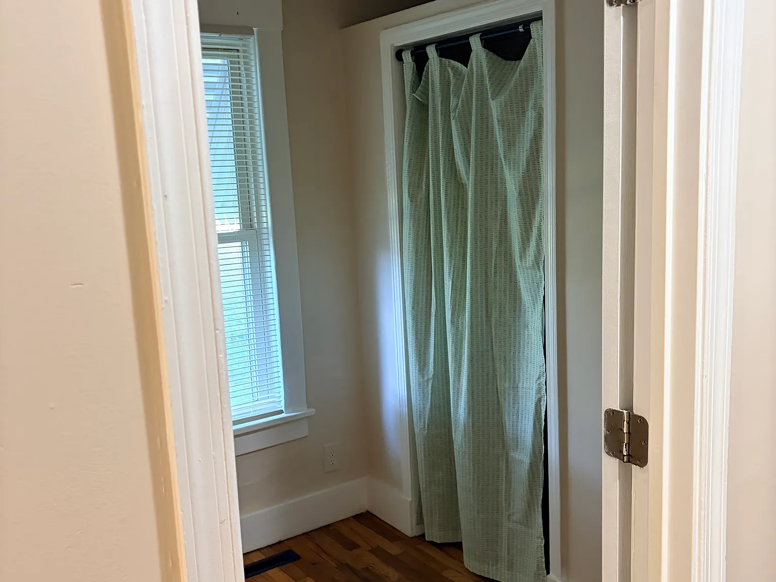 3 bed, 1000 sqft, $1,100 — Photo 2