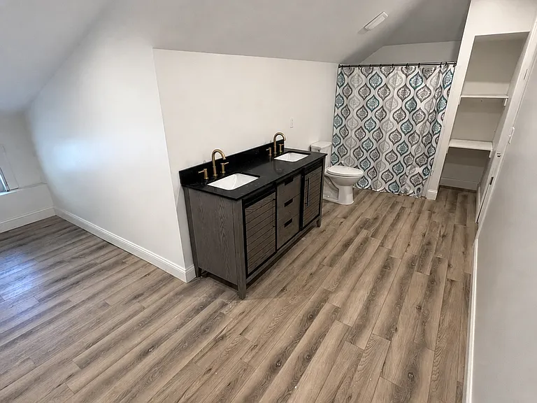 2571 Jackson Ave — Photo 16