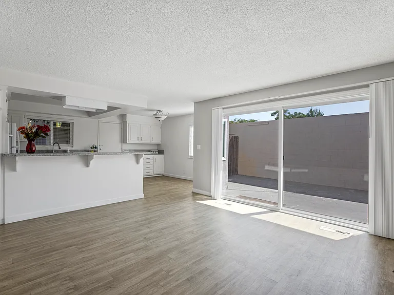 Huntington Villas — Photo 23