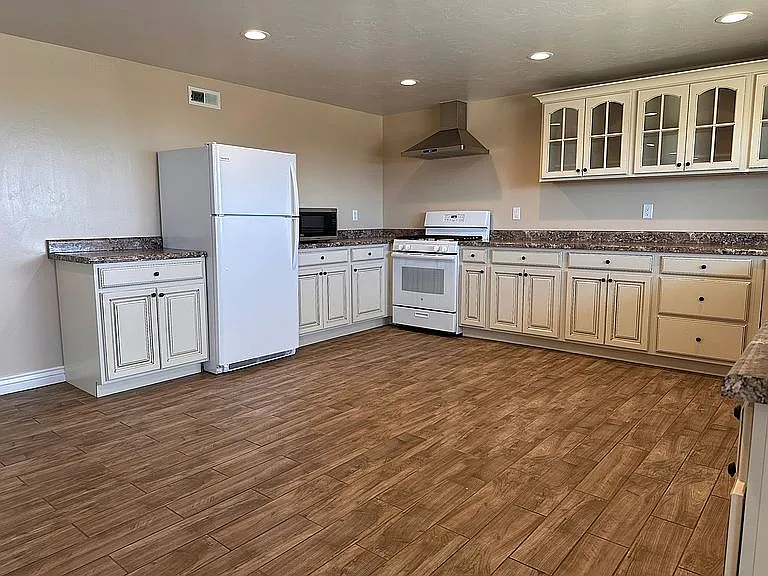 2 bed, 1400 sqft, $1,600 — Photo 3