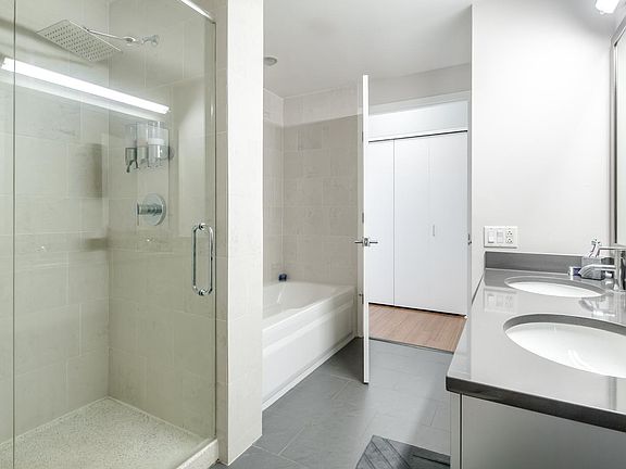 4th image of 2101 Market St Unit 3607