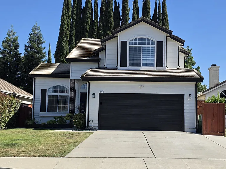 430 Guinevere Ct — Photo 1