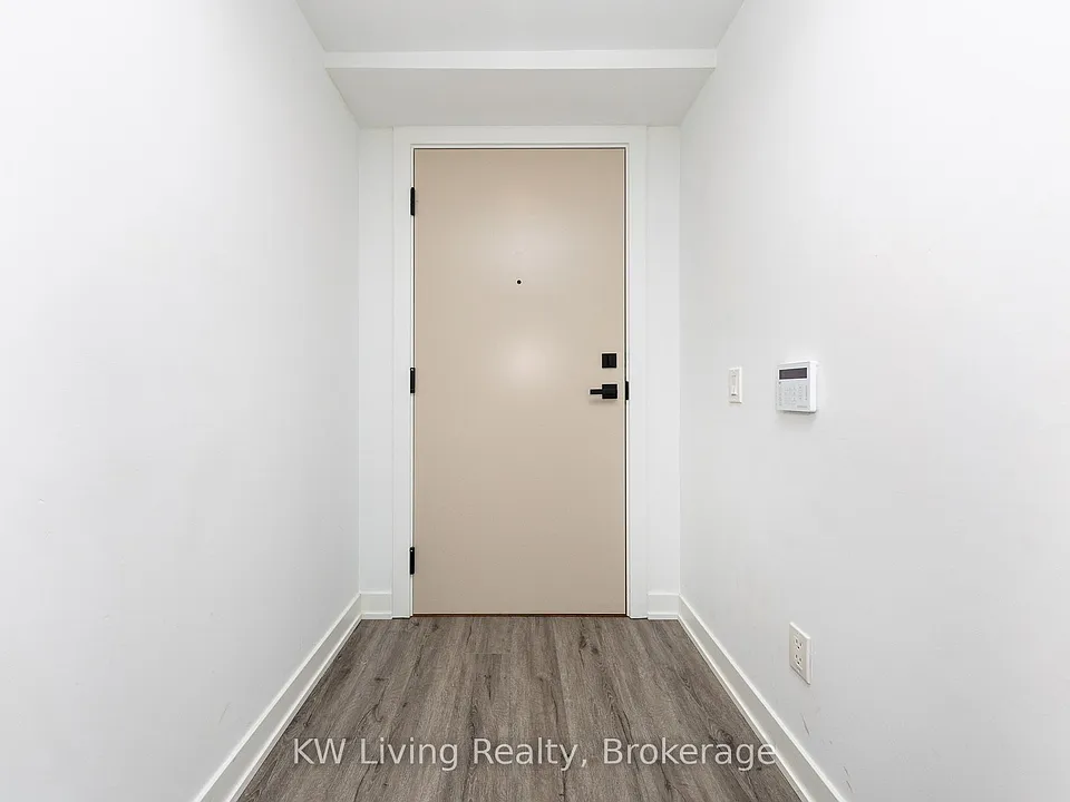 327 King St W #902