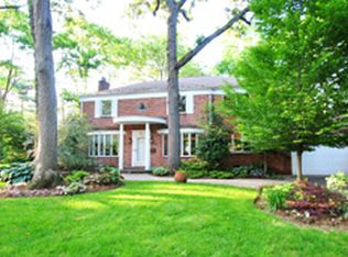 43 Wickham Rd, Roslyn Heights, NY 11577