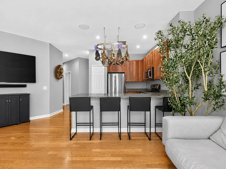 1200 Grand St #429 — Photo 8