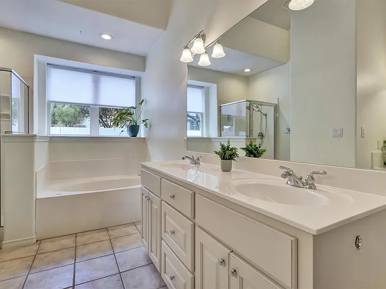 203 Dunkeld Dr — Photo 24
