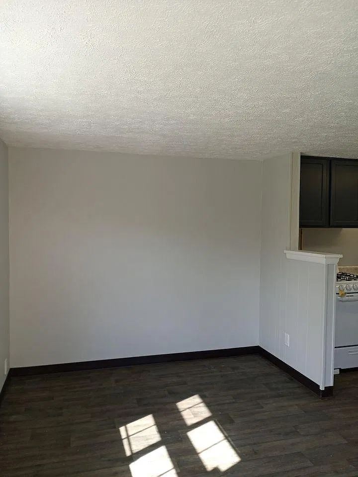 2412 Elm Rd NE — Photo 3