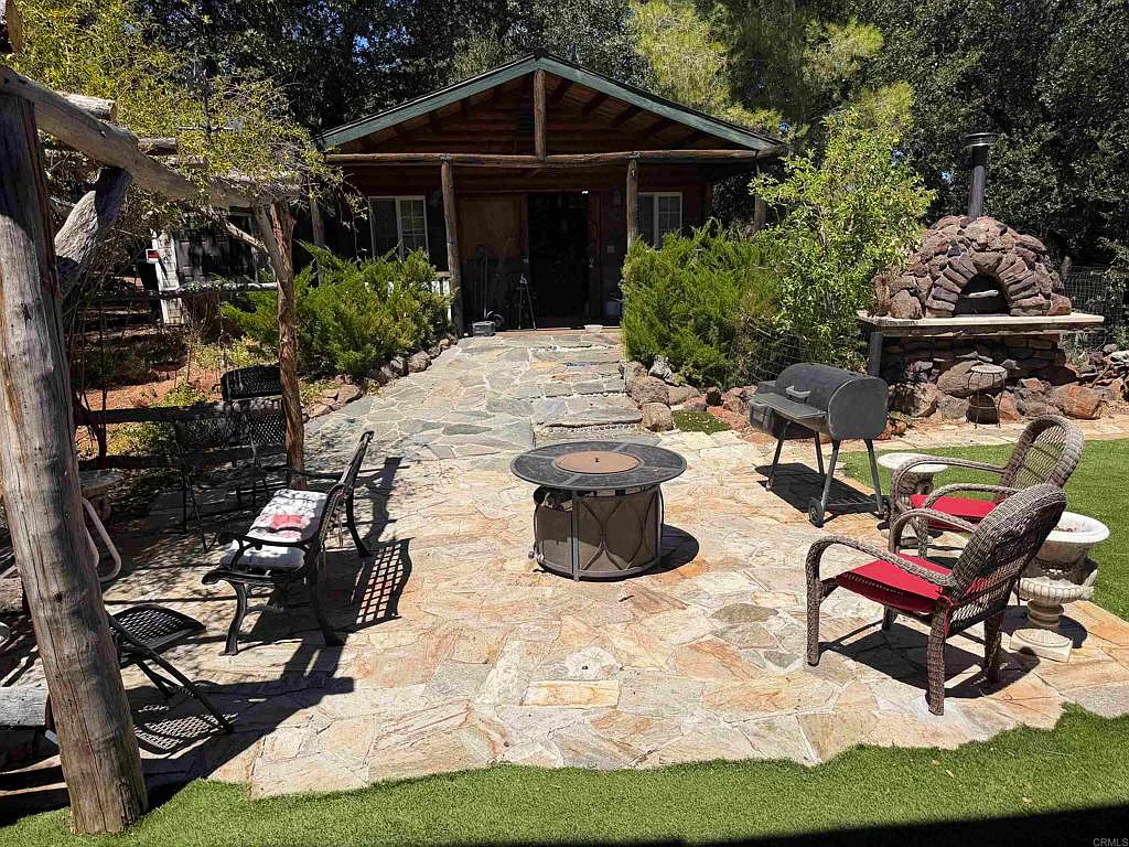 6 bed, 2500 sqft, $4,500 — Photo 1
