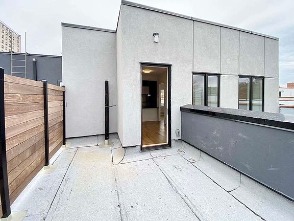 3rd image of 494 Jackson Ave #5H