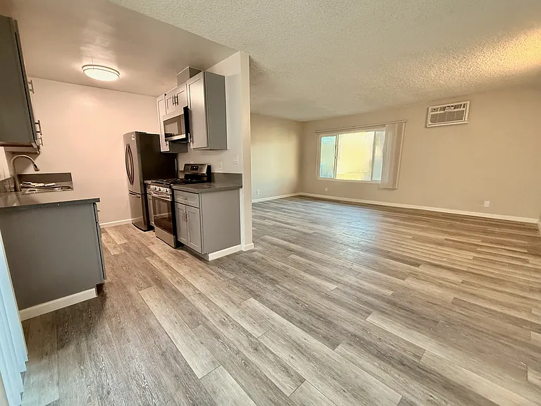 Xtra Lg Upstairs unit, with large new windows, overlooking pool.