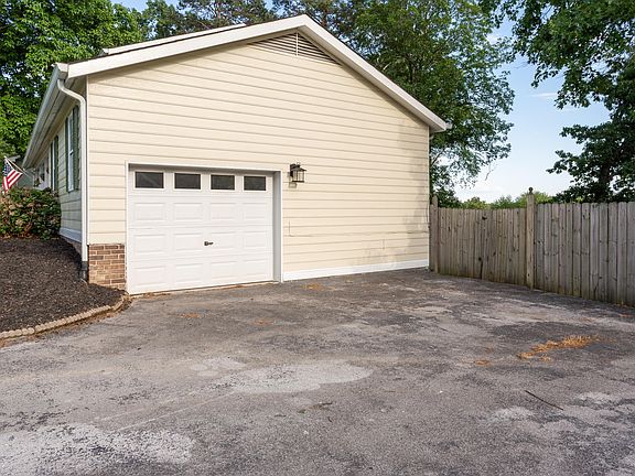 4th image of 712 N Brook Dr