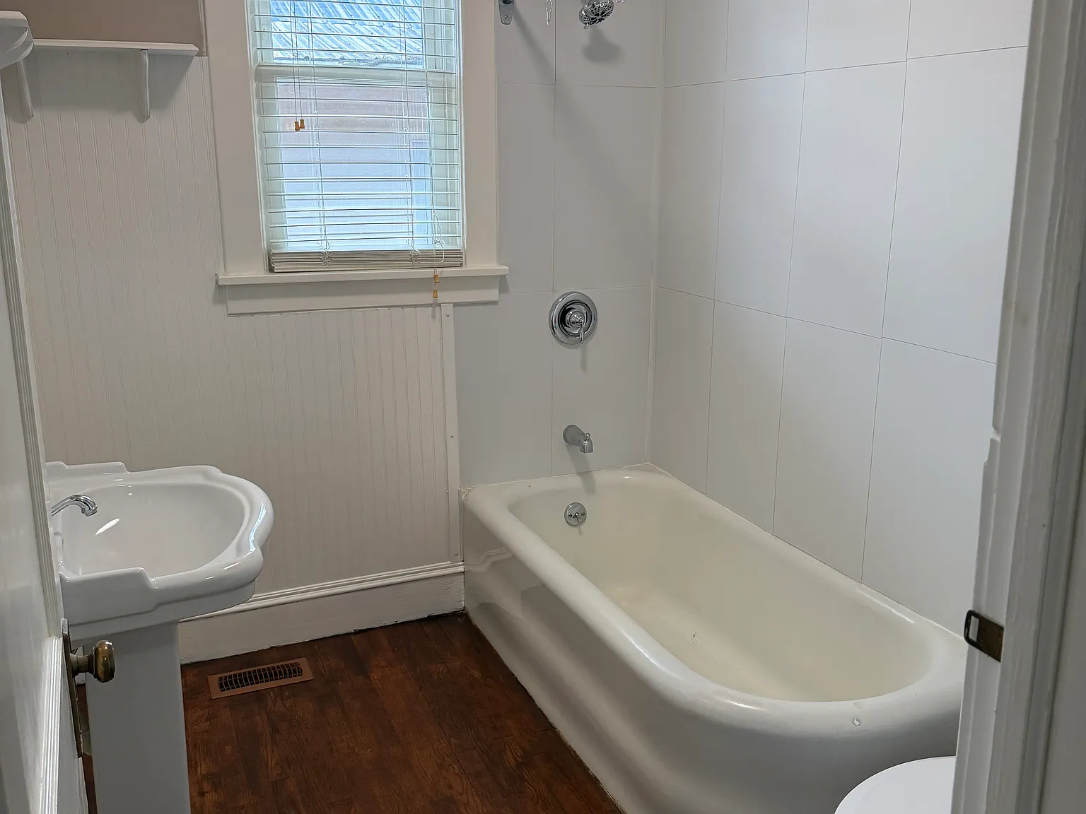 1 bed, 1300 sqft, $1,700 — Photo 2