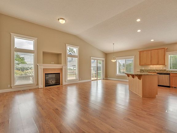 4th image of 376 Forest Pl
