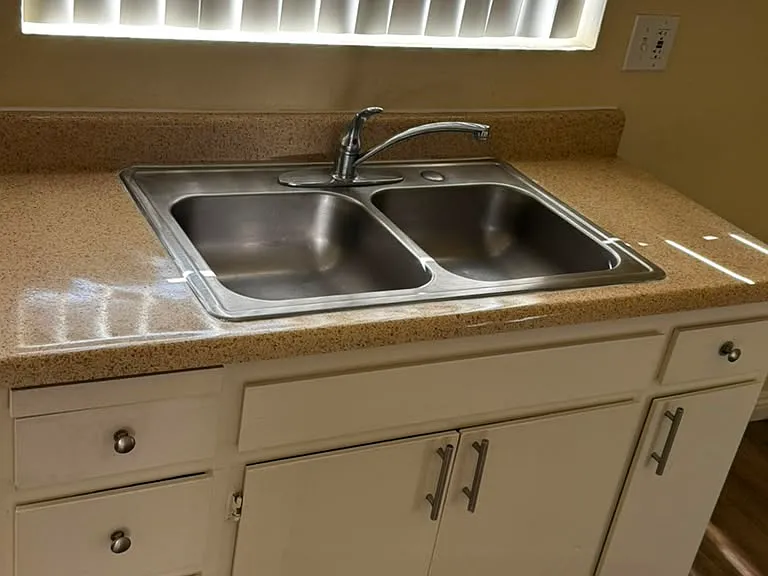 Regina Apartments — Photo 17