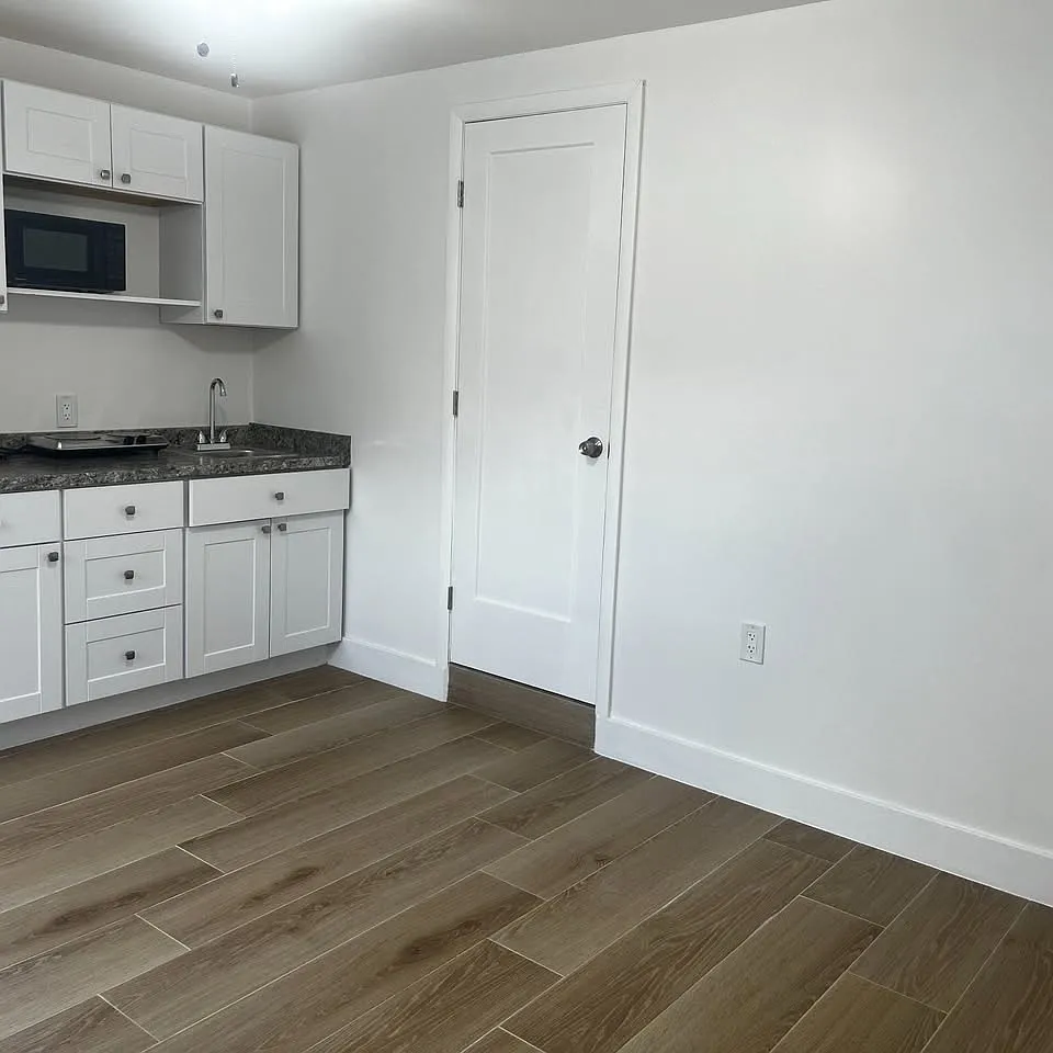 Studio, 300 sqft, $1,300 — Photo 3