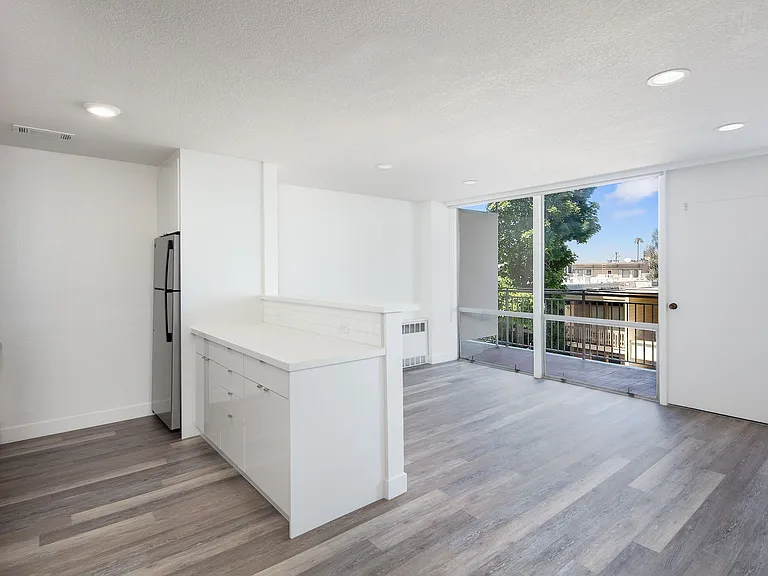 Crystal Tower Apartments — Photo 15