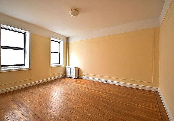 2nd image of 655 Pelham Pkwy N APT 3M