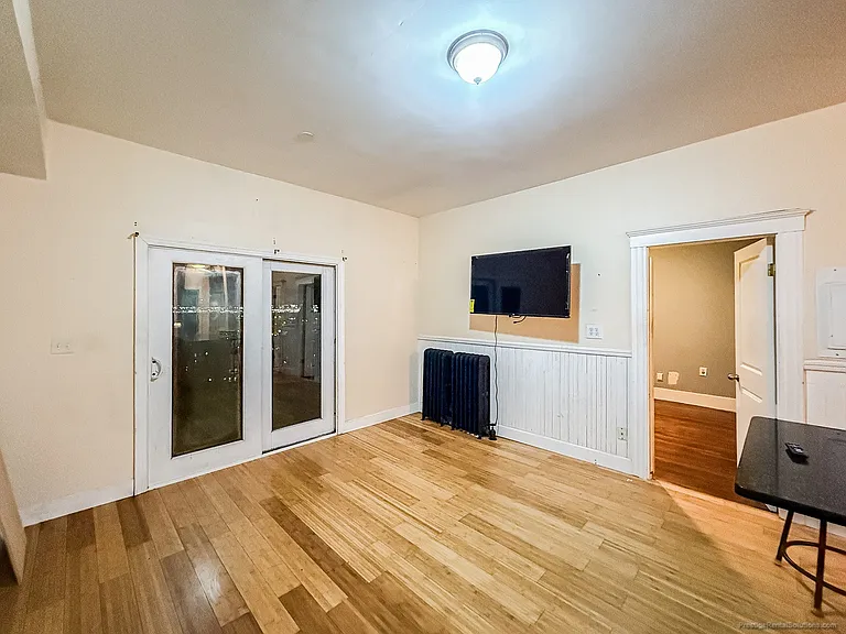 124 Gladstone St #3 — Photo 2