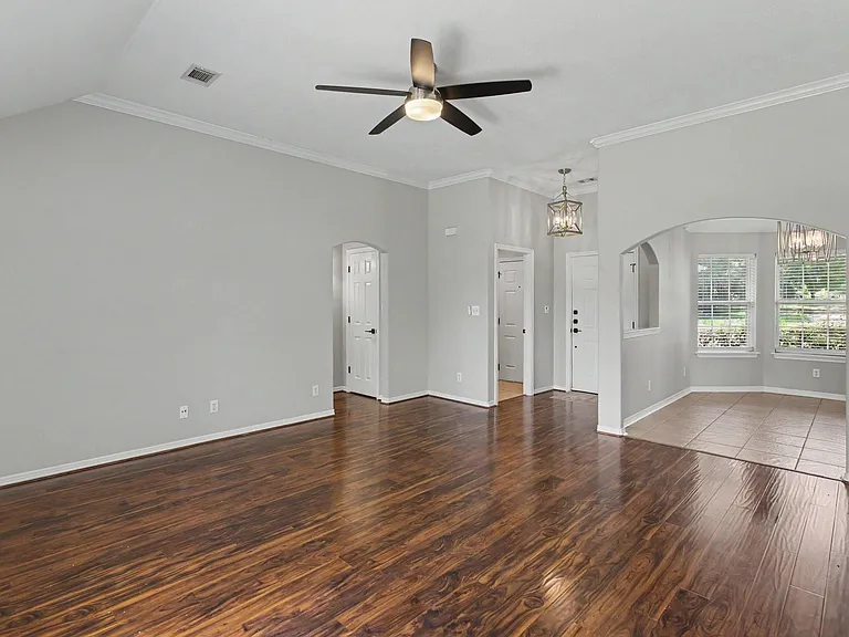 10718 Fairview Dr — Photo 2