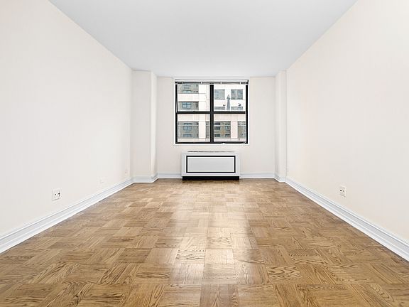 3rd image of 400 E 71st St APT 17B