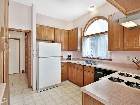 2nd image of 672 Glenbrook Ave N