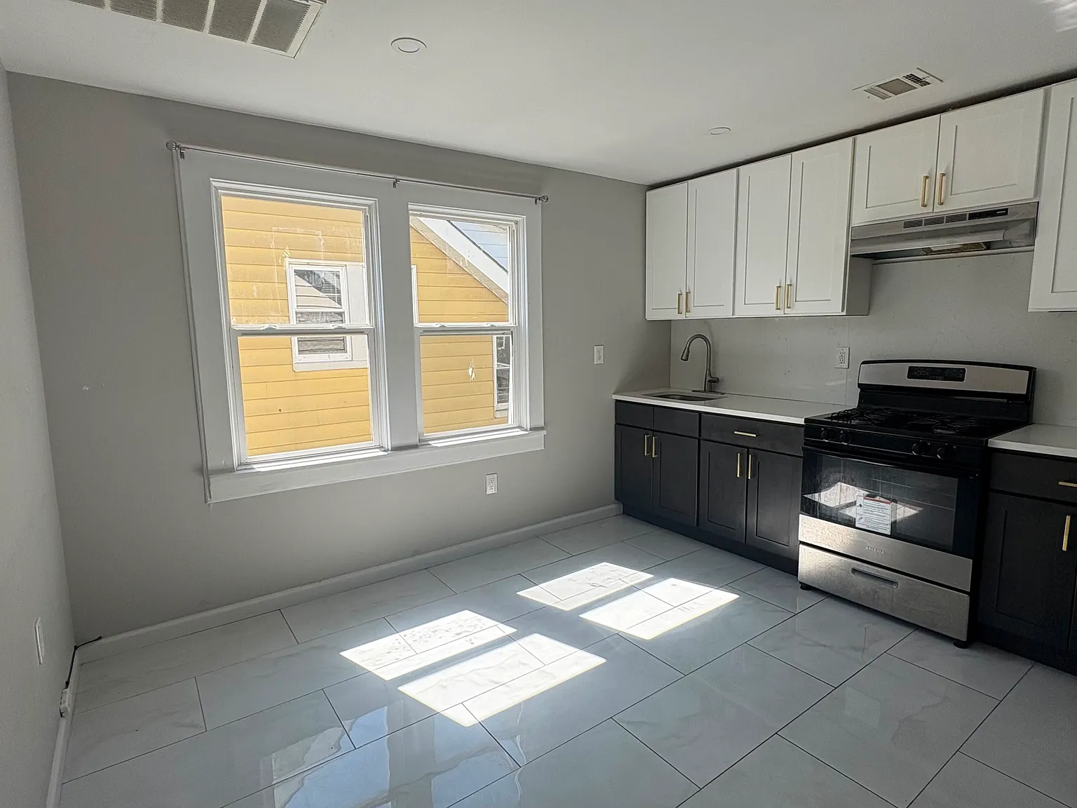 2 bed, 800 sqft, $1,800 — Photo 3