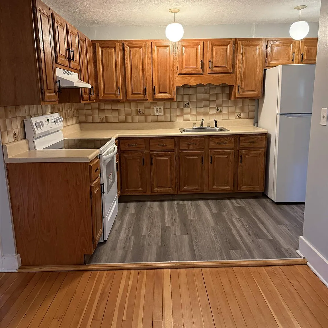 1 bed, 1.0 bath, 2904 sqft, $1,700 — Photo 2
