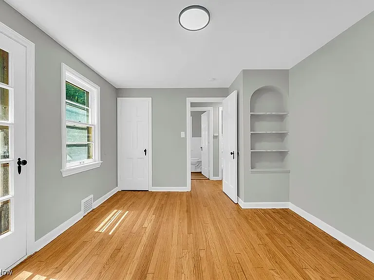 3714 Woodridge Rd — Photo 2