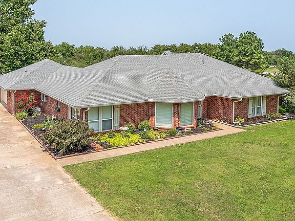 3rd image of 1721 Silver Oaks Dr