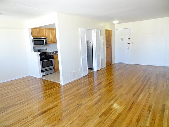 3rd image of 490 New York Ave APT 6C