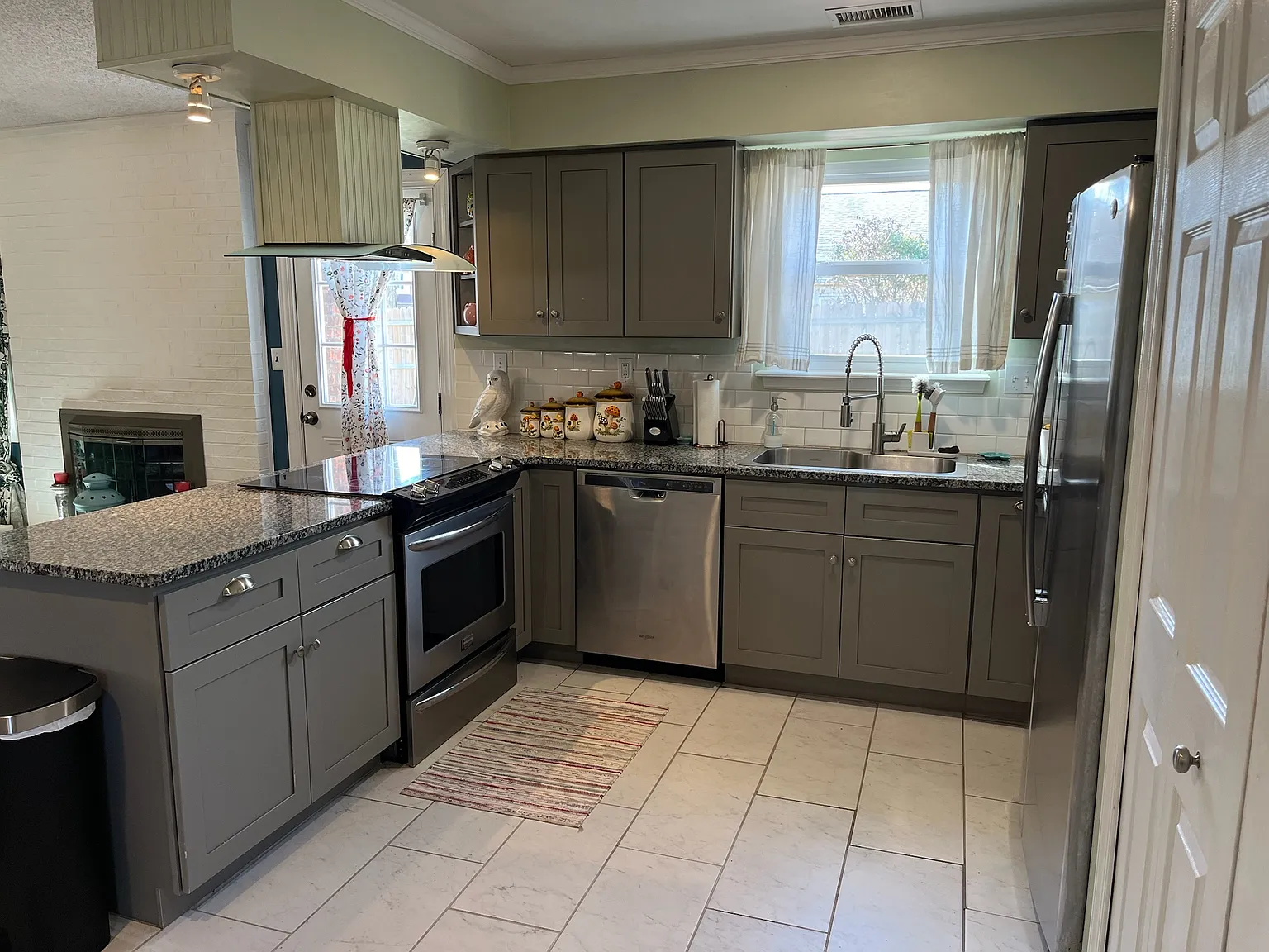 3 bed, 1439 sqft, $2,430 — Photo 4