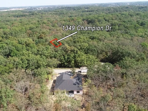 1349 Champion Dr, Sunrise Beach, MO 65079