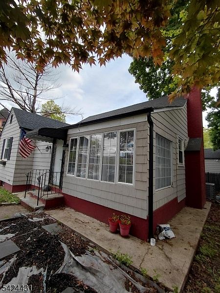 2nd image of 1202 E 7Th St