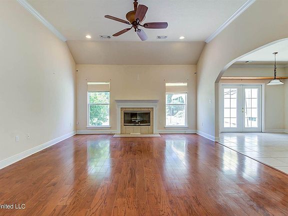 4th image of 121 Oaks Blvd