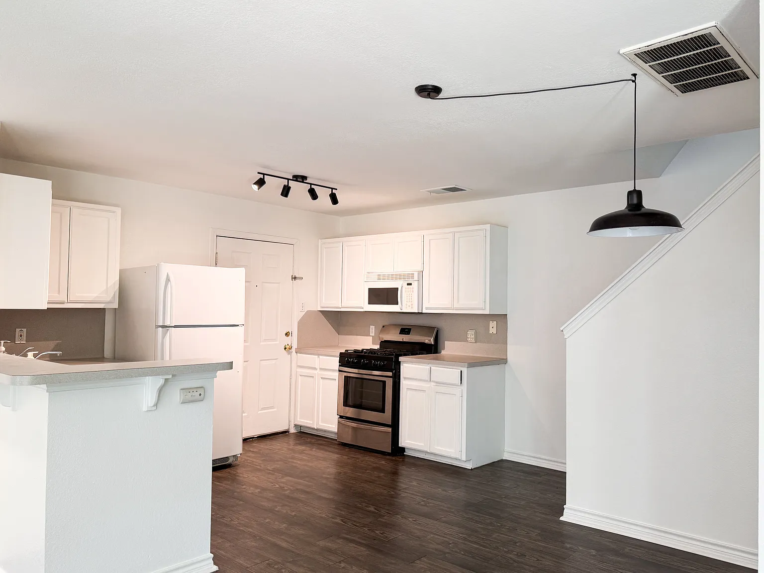 3 bed, 2.5 bath, 1318 sqft, $1,900 — Photo 4