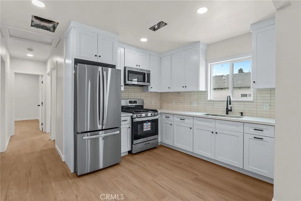 2 bed, 820 sqft, $3,100 — Photo 3