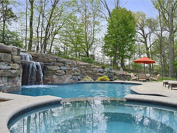 5th image of 22 Canterbury Ln