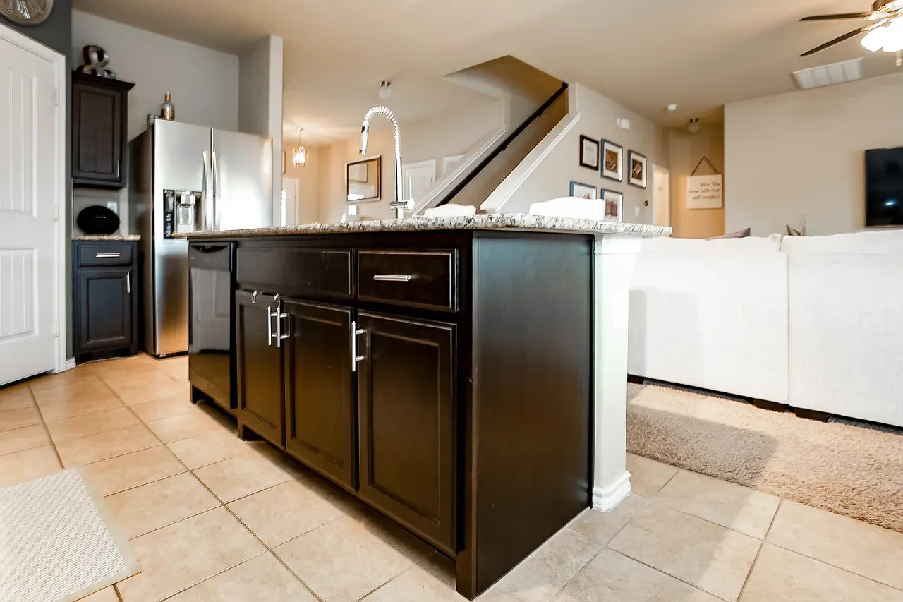 4 bed, 2.5 bath, 2079 sqft, $2,999 — Photo 3