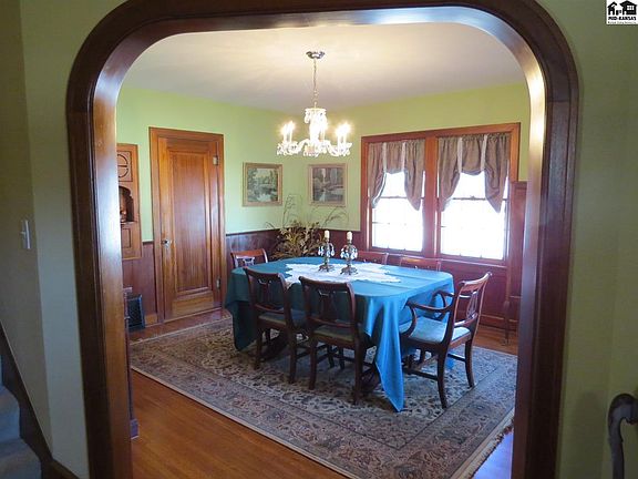 4th image of 211 Carey Pl