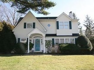 39 Summit Rd, Port Washington, NY 11050