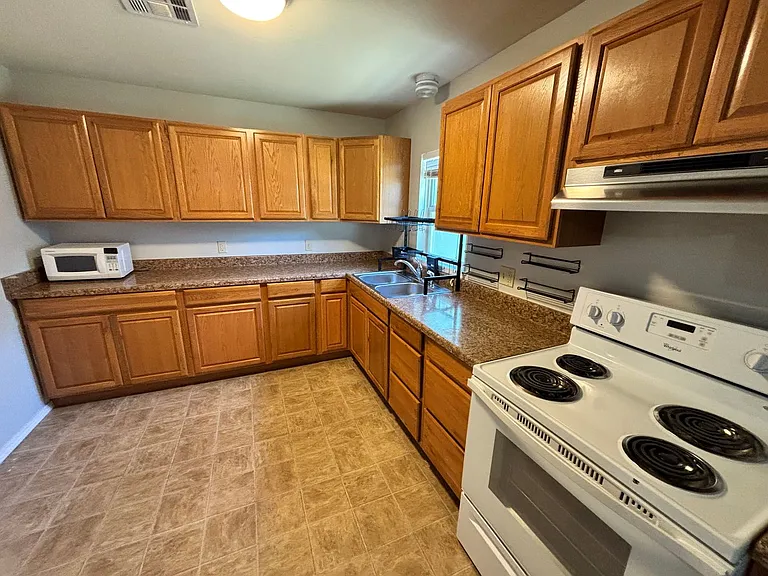 105 W Hurd St — Photo 6