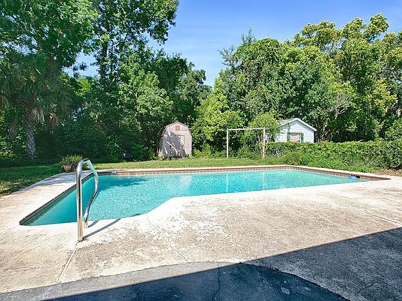 3rd image of 1110 N Palmetto Cir