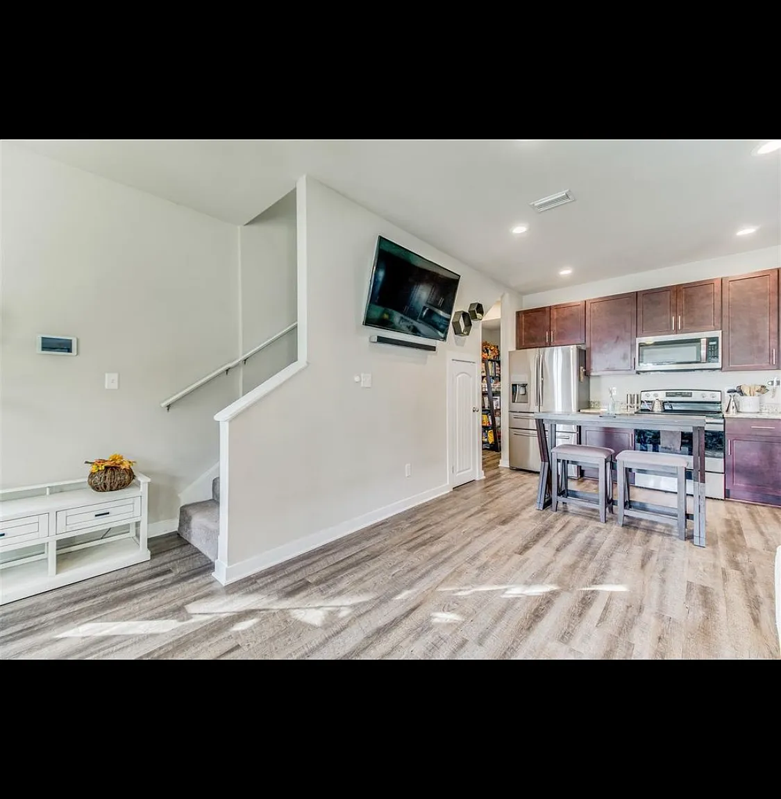 3 bed, 1216 sqft, $2,200 — Photo 4