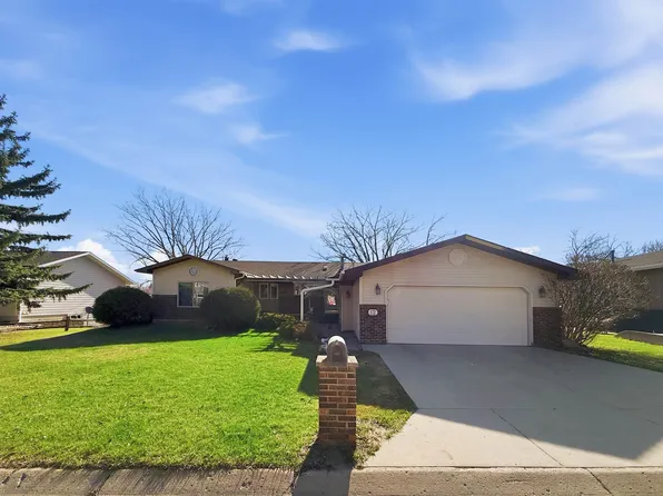 12 Glacial Ct, Minot, ND 58703