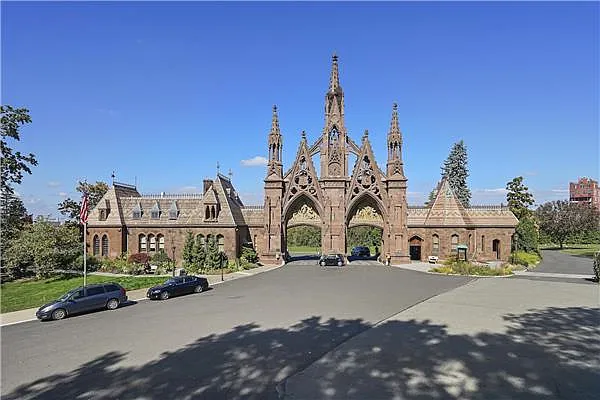 Sold by Avenue Sotheby's International Realty | media 27