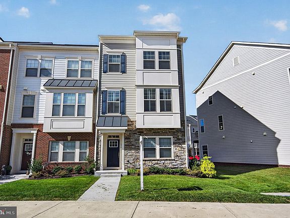 2nd image of 830 Sawback Sq NE